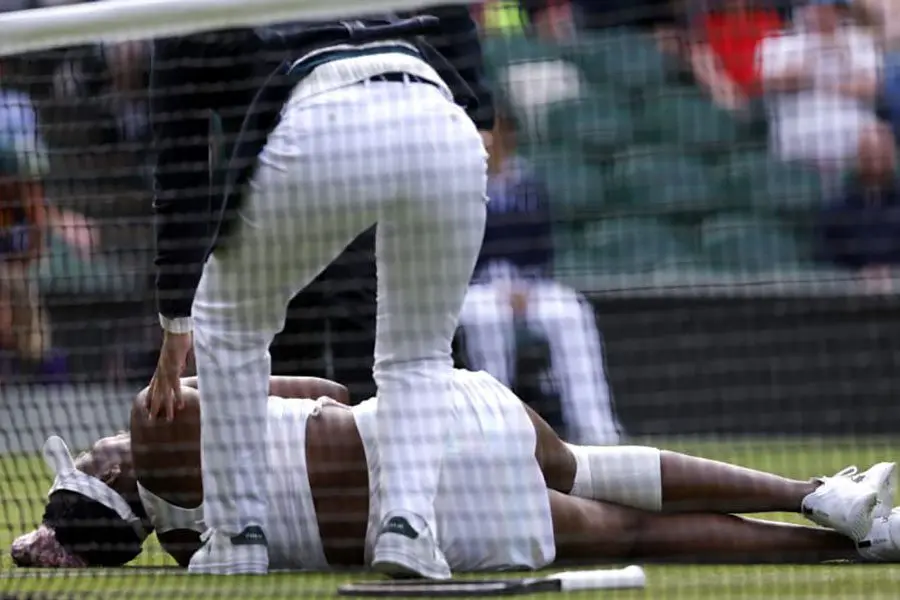 Venus Williams collapses in agony in first round of Wimbledon