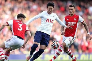 Bitter Premier League rivals make big striker signings