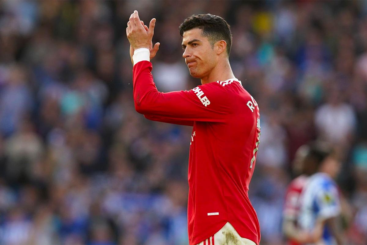 Ronaldo hands in Man United transfer request
